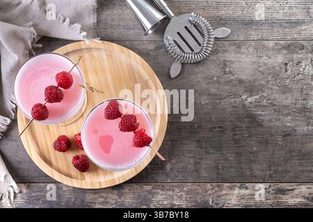 Eleganter französischer Martini-Cocktail auf Holztisch Stockfoto