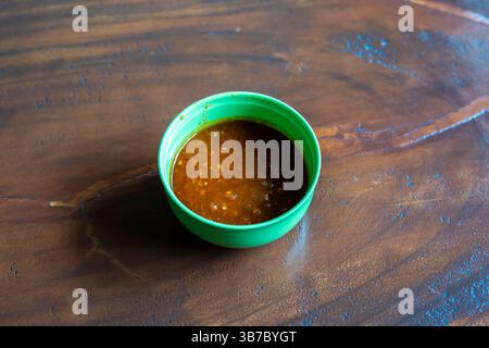 Sambal Ulek terasi oder rote Chilipaste. Ein beliebtes indonesisches Gewürz aus roter Chili-Paprika Stockfoto