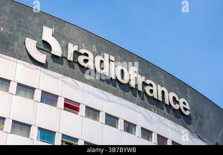 Schild von Radio France, dem französischen öffentlich-rechtlichen Rundfunksender, an der Fassade des Maison de la Radio et de la Musique in Paris. Stockfoto