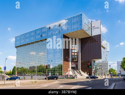 Hauptsitz der Präfektur Paris und der Region Ile de France in Paris, Frankreich, untergebracht im Gebäude „Le Ponant“. Stockfoto