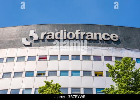 Schild von Radio France, dem französischen öffentlich-rechtlichen Rundfunksender, an der Fassade des Maison de la Radio et de la Musique in Paris. Stockfoto