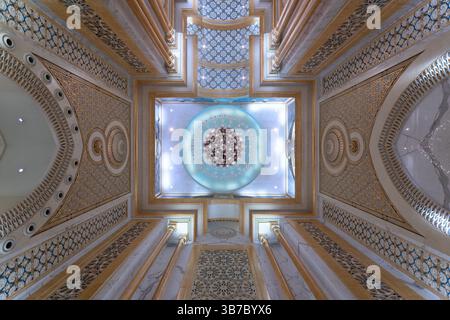 Abu Dhabi, VAE - 5. Februar 2023: Blick auf die Decke mit Kronleuchter im Qasr Al Watan Präsidentenpalast, Nationalpalast im Inneren der Stadt Abu Dhabi. N Stockfoto