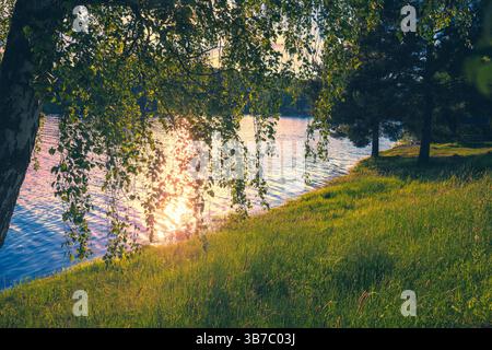 Lakeshore an einem sonnigen Herbsttag. Blick auf den Mjosa-See in der Nähe von Tangen. Wunderschöne Natur Norwegens, Europas Stockfoto