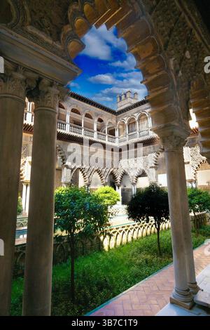 Innenhof mit reflektierendem Teich im Saal der Botschafter im königlichen Palast von Real Alcazar, Sevilla Spanien Stockfoto