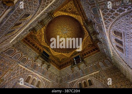 Maurisch gestaltete Decke im Saal der Botschafter im königlichen Palast von Real Alcazar, Sevilla Spanien Stockfoto