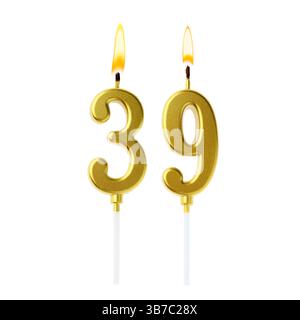 Brennende goldene Kuchenkerzen, die Nummer 39 auf weißem Hintergrund bilden. Festliche Dekoration zum Geburtstag oder zu einem anderen besonderen Datum Stockfoto