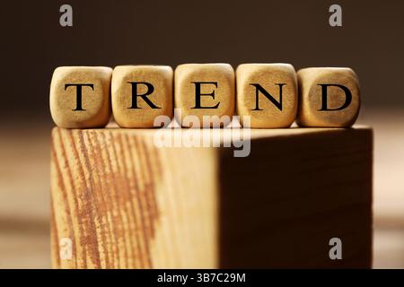 Word Trend aus kleinen Holzwürfeln mit Buchstaben auf Block Stockfoto