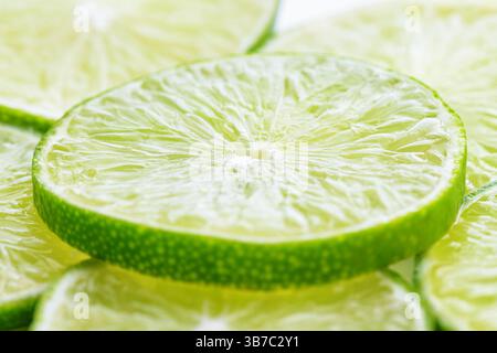 Nahaufnahme der geschnittenen frischen saftigen Limette Stockfoto