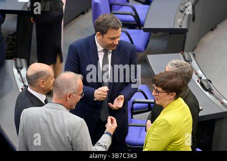 OLAF Scholz, Matthias Miersch, Lars Klingbeil, Saskia Esken und Britta Haßelmann in der 2. Sitzung des 21. Deutsche Bundestages mit der Wahl des neuen Bundeskanzlers im Reichstagsgebäude. Berlin, 06.05.2025 Stockfoto