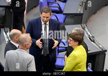 OLAF Scholz, Matthias Miersch, Lars Klingbeil, Saskia Esken und Britta Haßelmann in der 2. Sitzung des 21. Deutsche Bundestages mit der Wahl des neuen Bundeskanzlers im Reichstagsgebäude. Berlin, 06.05.2025 Stockfoto