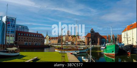 Malerischer Blick auf einen Yachthafen an einem sonnigen Tag mit einer Vielzahl von Yachten, die entlang des Piers in Danzig, Polen, angedockt werden. Malerische Küstenszene. Stockfoto