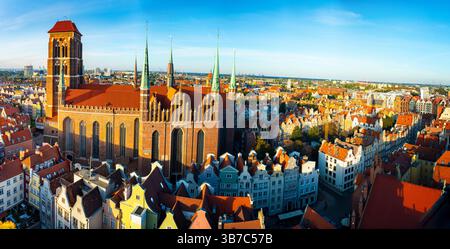 Stadtbild Blick auf die Altstadt mit Saint Marys Kirche auf den Sonnenuntergang in Danzig, Polen Stockfoto