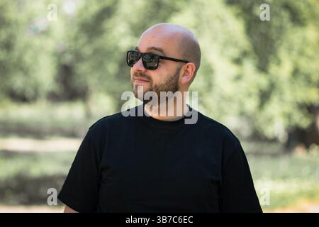 Porträt eines lächelnden und positiven Mannes. Stockfoto