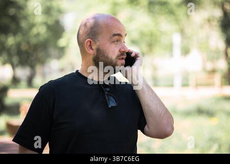 Porträt eines Mannes, der am Telefon spricht. Stockfoto