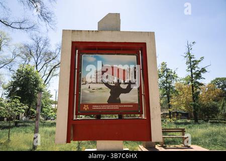 Poster mit der Flagge der Sowjetunion im Zentrum einer Stadt in der Republik Moldau. Stockfoto