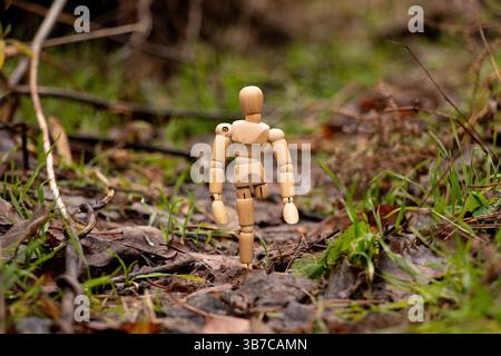 Holzmann mit einem Bein im Wald steht tagsüber auf der Straße, Behinderung, Verlust von Gliedmaßen, Prothetik Stockfoto