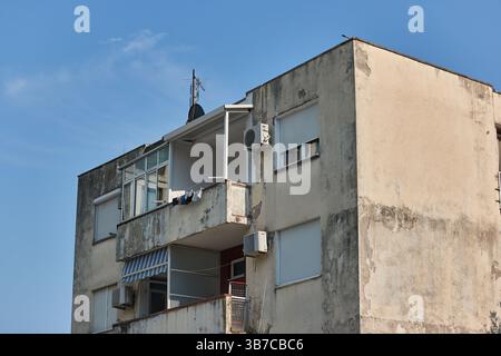 Altes, verfallenes Wohnblock-Gebäude aus Beton Stockfoto