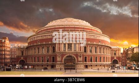 Ein Sonnenuntergang Außenansicht entnommen Kensington Gärten der Royal Albert Hall, London, Vereinigtes Königreich. Stockfoto