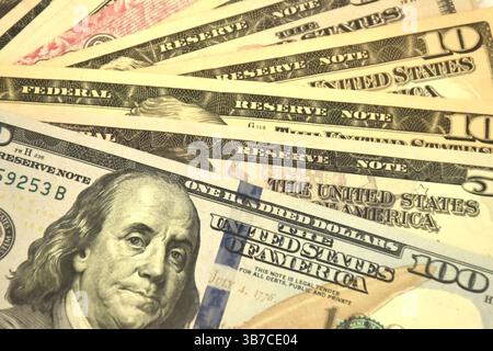 Variantenwert der US-Dollar-Banknotenanordnung auf weißem Hintergrund Stockfoto