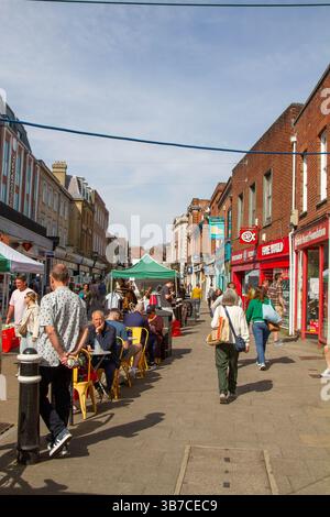 Belebte Straßenszene mit Shoppern und Abendessen im Freien in Winchester, England Stockfoto