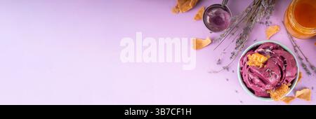 Süßes Lavendelhonig-Eis, cremiges Sorbet-Gelato mit Lavendelblüten und Sirup, Honig und Honigwaben. Ungewöhnliches handwerkliches lavandula-Eis c Stockfoto