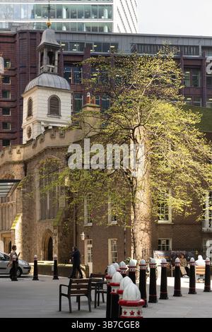 Vor der St. Helen's Church, dem Bishopsgate in London, können Sie spazieren gehen und sich entspannen. Die Kirche bietet eine friedliche Erholung in der geschäftigen Stadt. Stockfoto