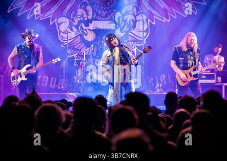 Februar 2024, Oslo, Kopenhagen, Norwegen: Oslo, Norwegen. Februar 2024. Die norwegische Glam-Rock-Band WIG WAM gibt ein Live-Konzert im Rockefeller in Oslo. Hier ist Sänger Glam live auf der Bühne mit Bassist Flash und Gitarrist Teeny zu sehen. (Foto: © Terje Dokken/Gonzales Foto via ZUMA Press) Stockfoto