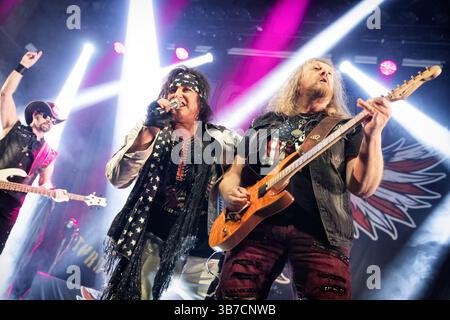 Februar 2024, Oslo, Kopenhagen, Norwegen: Oslo, Norwegen. Februar 2024. Die norwegische Glam-Rock-Band WIG WAM gibt ein Live-Konzert im Rockefeller in Oslo. Hier ist Sänger Glam live mit Gitarrist Teeny auf der Bühne zu sehen. (Foto: © Terje Dokken/Gonzales Foto via ZUMA Press) Stockfoto