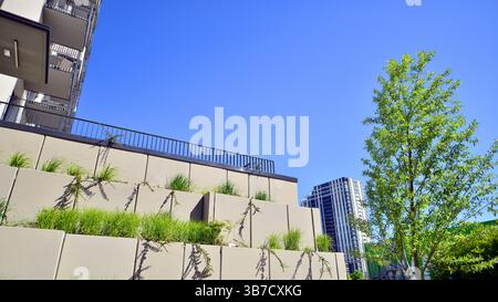 Umweltfreundliches Appartementgebäude spart Energie und frische Luft. Moderner Wohnblock in grüner Umgebung, Wohnwohnung und Luxushauskomplex. Stockfoto
