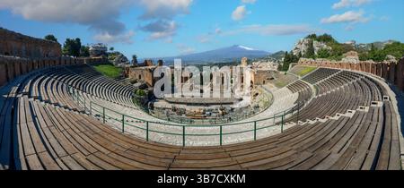 Panoramablick auf das antike Theater von Taormina mit dem Ätna im Hintergrund, Sizilien, Italien Stockfoto
