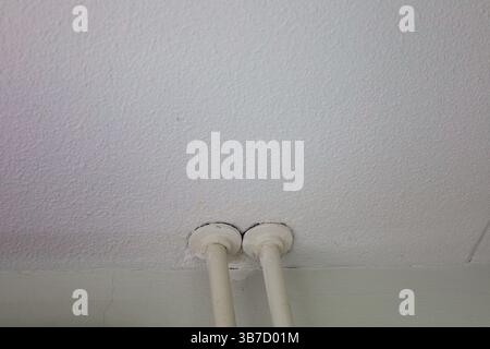 Moderner und sauberer Innenraum mit einem gut beleuchteten Raum mit funktionalen Designelementen. Das Bild zeigt einen minimalistischen Flur und einen Badezimmer-Bereich Stockfoto