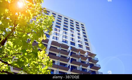 Umweltfreundliches Appartementgebäude spart Energie und frische Luft. Moderner Wohnblock in grüner Umgebung, Wohnwohnung und Luxushauskomplex. Stockfoto