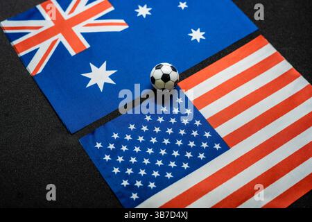Australien gegen USA, Fußballspiel mit Nationalflaggen Stockfoto