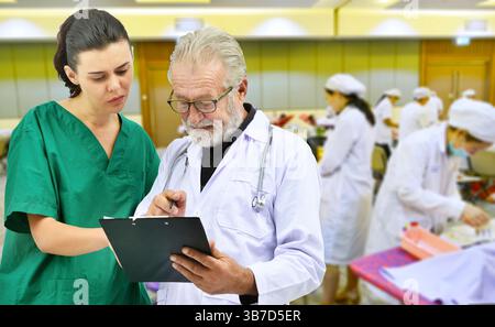 Arzt und Krankenschwester, die Blutspende im Krankenhaus erhalten Stockfoto