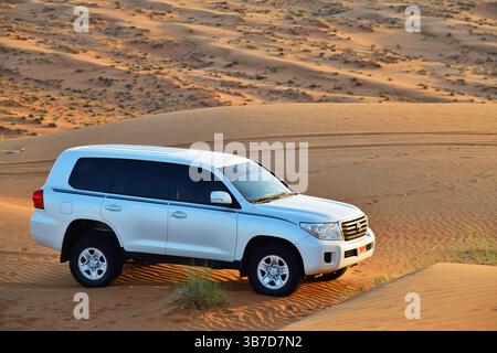 RUB Al Khali Wüste, Sultanat Oman - 5. April 2025: Geländewagen-Dünenfahrt in der Wüste Wahiba Sands bei Sonnenuntergang, Arabische Halbinsel Stockfoto