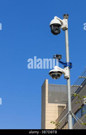 Drei Überwachungskameras an einem Stab, eine hochauflösende Kamera mit Nachtsicht, automatische Nummernschilderkennung (ANPR) und ein 360er Panoramakamera Stockfoto
