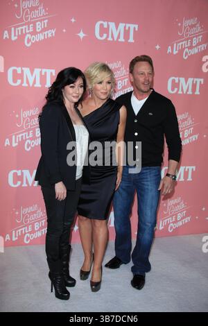 WEST HOLLYWOOD, CA - 19. APRIL: Shannen Doherty nimmt am 19. April 2012 an Jennie Garths 40. Geburtstag und Premiere-Party für "Jennie Garth: A Little Bit Country" im London Hotel in West Hollywood, Kalifornien Teil. Leute: Shannen Doherty Jennie Garth Ian Ziering. (Kreditbild: © SMG via ZUMA Press Wire) Stockfoto
