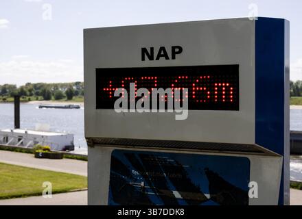 LOBITH - Ein Schild zeigt den Wasserstand im Rhein an. Niedrige Wasserstände am Rhein verursachen Probleme auf den Schifffahrtswegen in Deutschland. Dies könnte auch die niederländische Binnenschifffahrt beeinträchtigen. ANP SEM VAN DER WAL niederlande aus - belgien aus Stockfoto