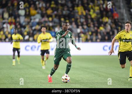 20. April 2024: Juan David Mosquera (29), Verteidiger der Portland Timbers, trägt den Ball gegen die Columbus Crew in ihrem Spiel in Columbus, Ohio. Brent Clark/Cal Sport Media (Bild: © Brent Clark/CSM via ZUMA Press Wire) Stockfoto