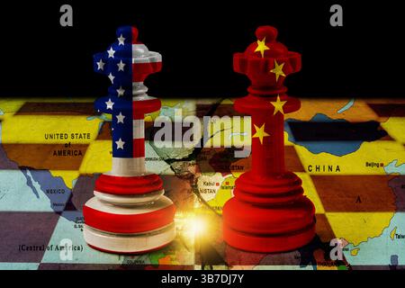 USA oder USA und China Fahnen gemalt auf zwei Schachkönigen mit einer Weltkarte auf dem Schachbrett. Konzept der Vereinigten Staaten von Amerika ver Stockfoto
