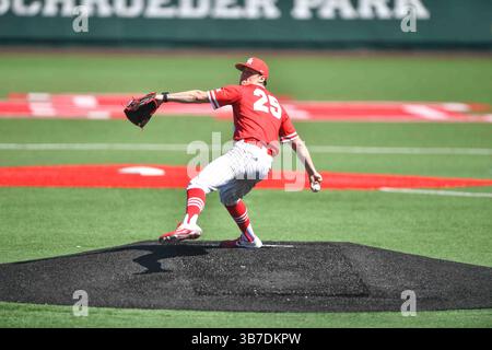25. Februar 2024, Houston, Texas, USA: Houston Cougars Pitcher #25 RHP Duncan Howard, der beim Red Storm spielt. St John's Red Storm besiegte die Houston Cougars 11-6 in NCAA Baseball-Action. (Bild: © James Leyva/ZUMA Press Wire) Stockfoto