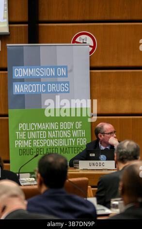 6. Dezember 2023, Wien, Österreich, Österreich: Ein Vertreter des UNODC bei der CND 2023 Thematische Diskussionen: â€œaddressing Weltdrogenproblem mit Mitgefühl, Putting people, their Health and their Wellbeing firstâ bei der UN in Wien (UNOV). Das Jahr 2024 wird den mittelfristigen Punkt markieren, an dem die führenden Politiker weltweit gemeinsam die Richtung für die Drogenpolitik diskutieren und neu bewerten. (Kreditbild: © Bianca Otero/ZUMA Press Wire) Stockfoto