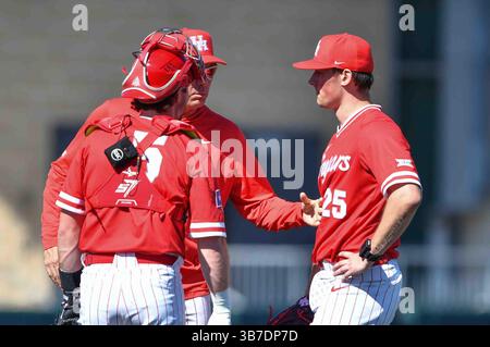 25. Februar 2024, Houston, Texas, USA: Houston Cougars Pitching Coach GEORGE BROWN spricht mit P #25 DUNCAN HOWARD und C #5 ANTHONY TULIMERO. St John's Red Storm besiegte die Houston Cougars 11-6 in NCAA Baseball-Action. (Bild: © James Leyva/ZUMA Press Wire) Stockfoto