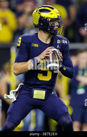 8. Januar 2024: Michigan Quarterback J.J. McCarthy (9) gibt den Ball während des College Football Playoff National Championship-Spiels zwischen den Washington Huskies und den Michigan Wolverines im NRG Stadium in Houston, Texas. John Mersits/CSM (Credit Image: © John Mersits/CSM via ZUMA Press Wire) Stockfoto