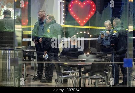 17. Januar 2024, Kansas City, Missouri, USA: Die Polizei arbeitet am Tatort einer Schießerei im Crown Center am Mittwoch, den 17. Januar 2024, in Kansas City. (Bild: © Nick Wagner/The Kansas City Star via ZUMA Press Wire) Stockfoto