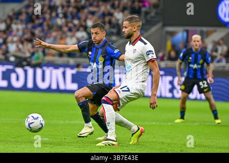 April 2024, Milano, null, Italien: Milano, Italien. April 2024. Alexis Sanchez (70) von Inter und Pantelis Hatzidiakos (17) Cagliari wurden während des Spiels zwischen Inter und Cagliari in Giuseppe Meazza in Mailand gesehen. (Foto: © Gonzales Photo/Gonzales Photo via ZUMA Press) Stockfoto