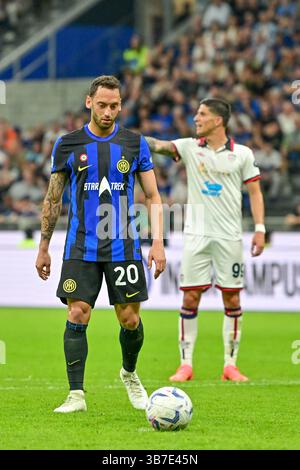 April 2024, Milano, null, Italien: Milano, Italien. April 2024. Hakan Calhanoglu (20) von Inter wurde während des Spiels zwischen Inter und Cagliari in Giuseppe Meazza in Mailand gesehen. (Foto: © Gonzales Photo/Gonzales Photo via ZUMA Press) Stockfoto