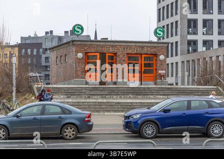 Historisches Gebäude des S-Bahnhofs Nordbahnhof in Berlin mit roten Türen, Backsteinfassade und grünen S-Symbolen unter bewölktem Himmel. Deutschland. Berlin Stockfoto