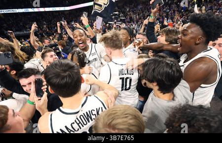 10. Januar 2024, Orlando, Florida, USA: Die Spieler der University of Central Florida feiern mit Fans, die nach einem Sieg gegen Kansas 65-60 in der Addition Financial Arena am Mittwoch in Orlando, Florida, das Gericht stürzten. (Foto: © Stephen M. Dowell/Orlando Sentinel via ZUMA Press Wire) Stockfoto