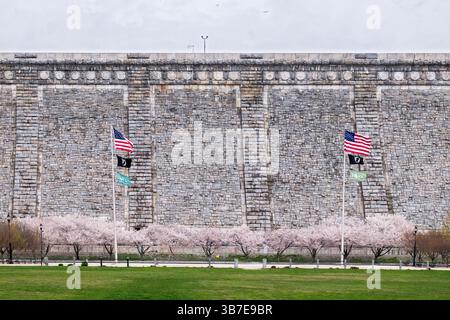 Ein Blick auf den Kensico Dam vom Plaza Park unten an einem Frühlingstag 2025, als die Kirschblüten blühten. In Valhalla, Westchester, New York. Stockfoto